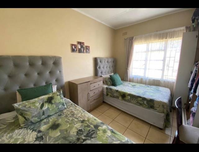 2 BEDROOM APARTMENT FOR SALE IN VANDERBIJLPARK CW 5